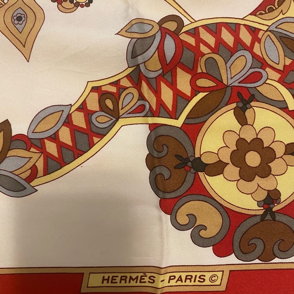 Hermès silk scarf, cream with red border. 36 x 36. - Picture 9 of 16